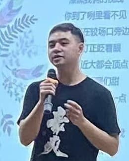 爱抽陀螺的尼菈